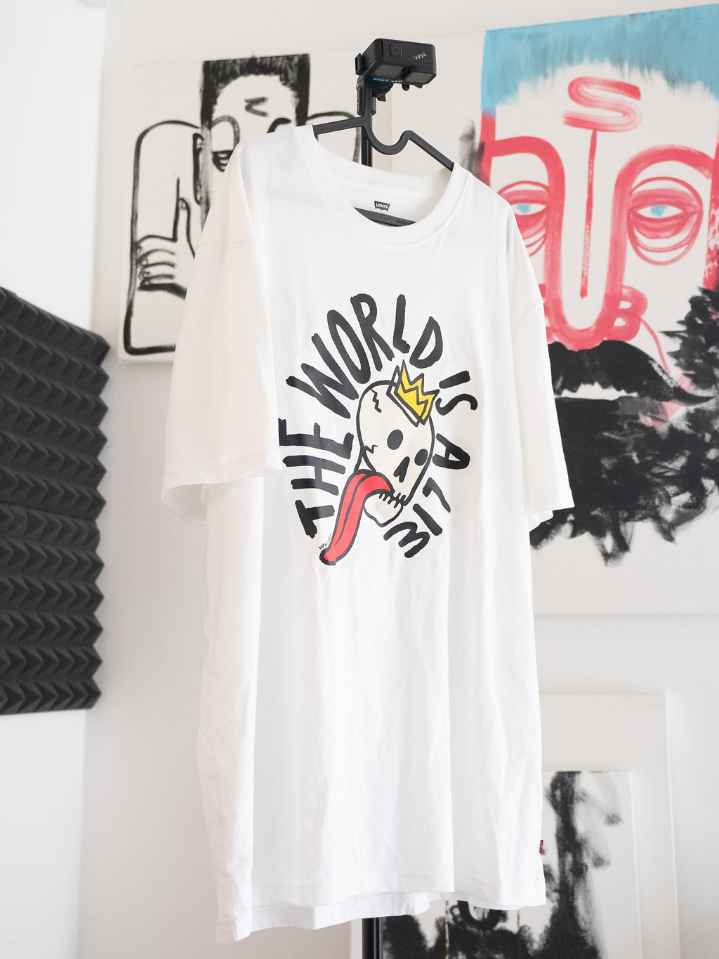 'The World is a Lie' round neck t-shirt
